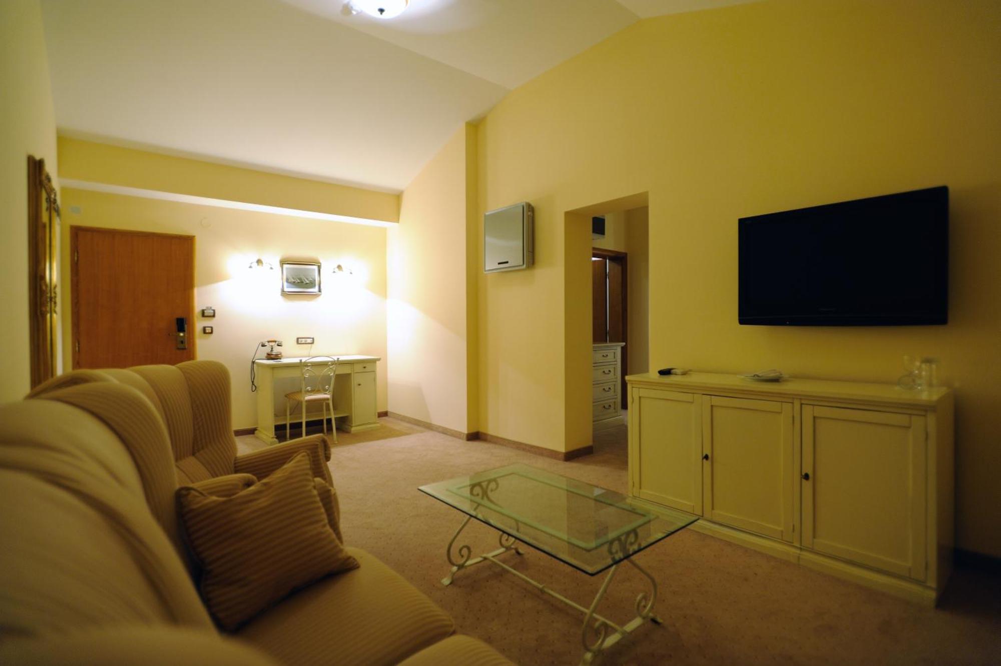 Hotel Solitudo Uble Екстер'єр фото